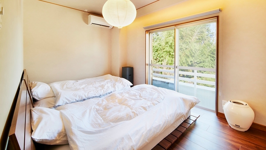 【天上】寝室はセミダブルベッド２台のお部屋です。BALMUDAの加湿器、空気清浄機を設置しております