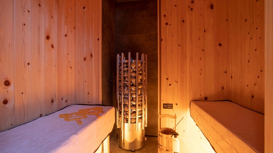【天上】総檜のサウナ室。超高熱度の本格的フィンランド製harviaサウナストーブを採用しております。