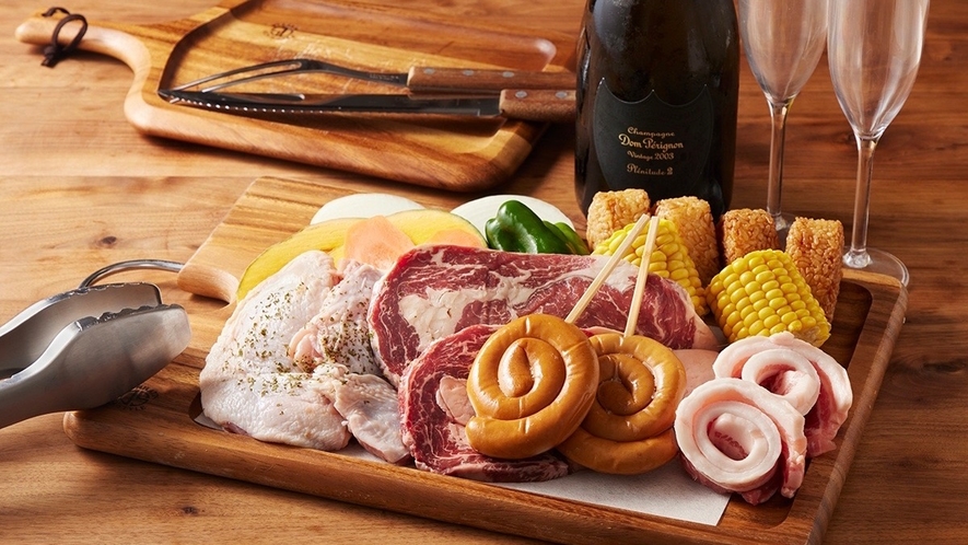 BBQ食材セット例：豪華なお肉と伊豆の新鮮野菜、焼きおにぎりなどボリューム満点の食材セットです。