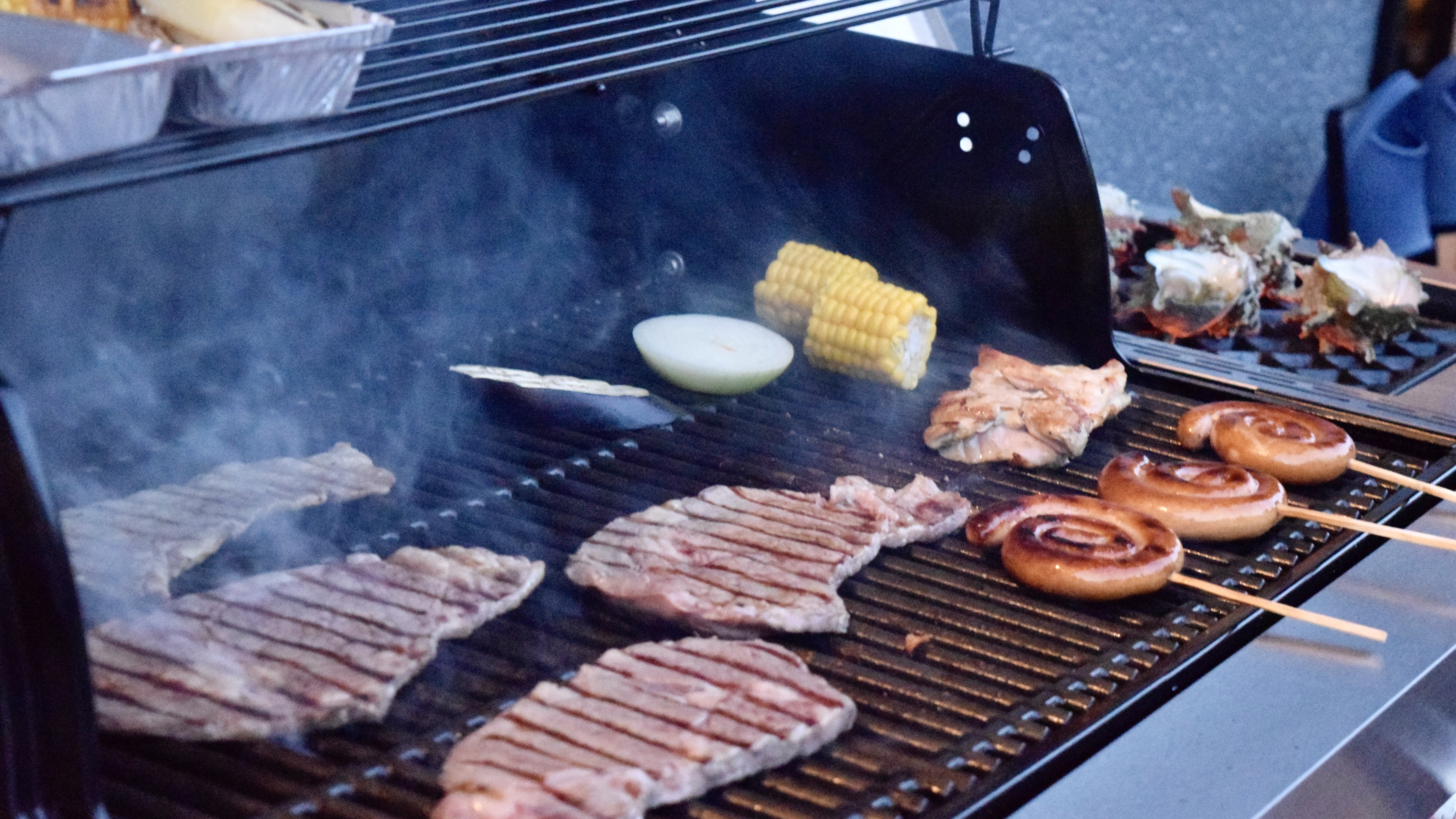 思い思いの食材を持ち込みいただき、絶景テラスでBBQ。ご利用の際はBBQプランでご予約ください。