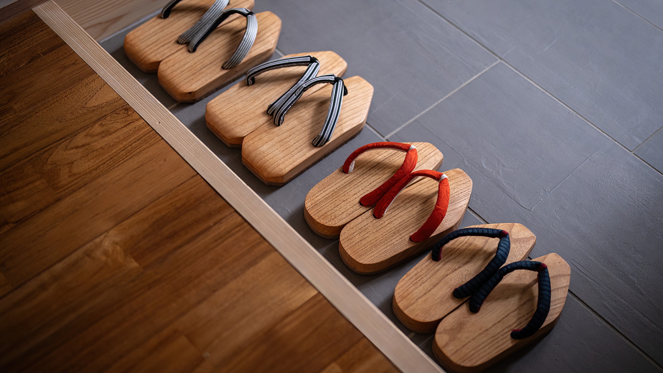 客室に下駄をご用意。館内の移動にご利用ください。お土産としても人気です