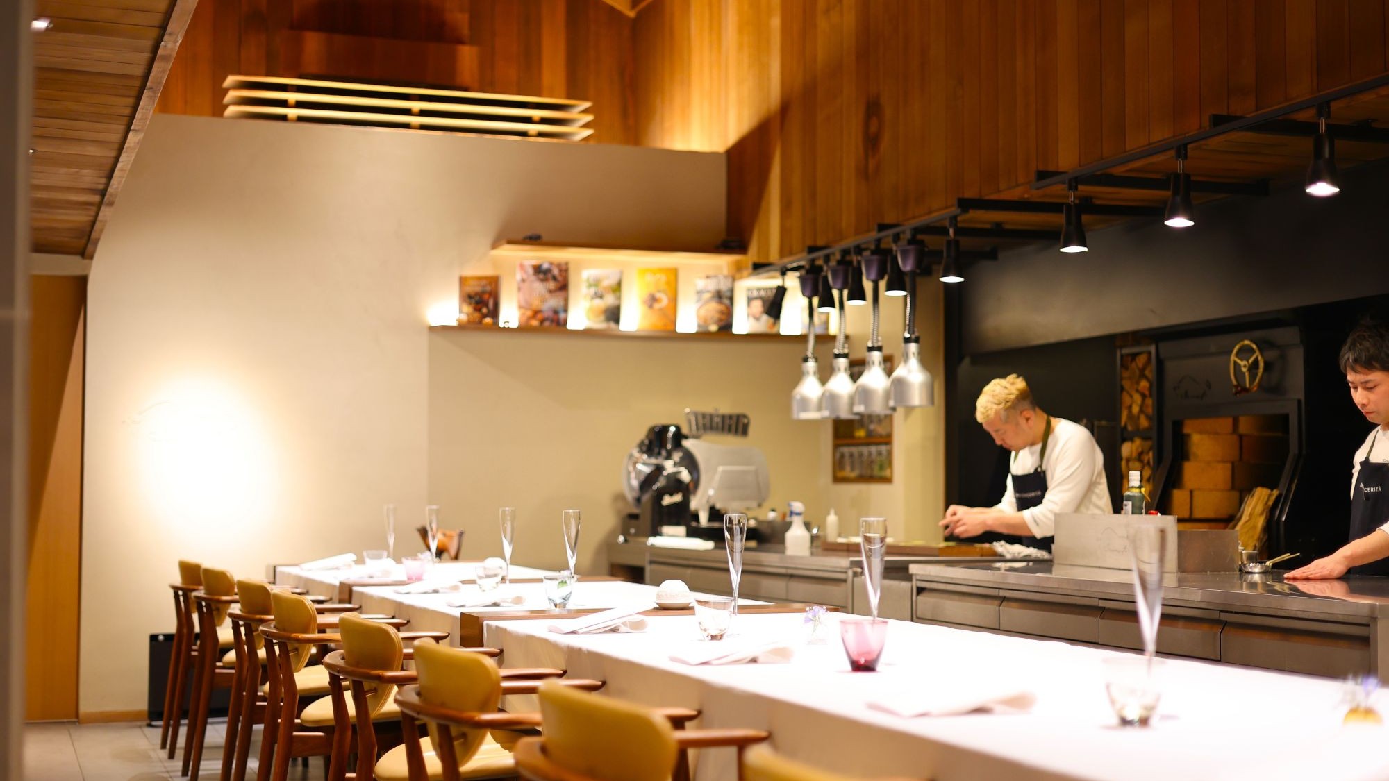 レストラン「Stanza della SINCERITA」カウンター席で料理を楽しむ