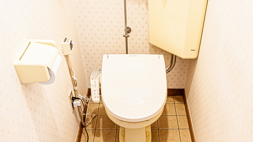 ・【トイレ】温水洗浄便座付きトイレ。冬でもぽかぽか嬉しいファンヒーター付き。