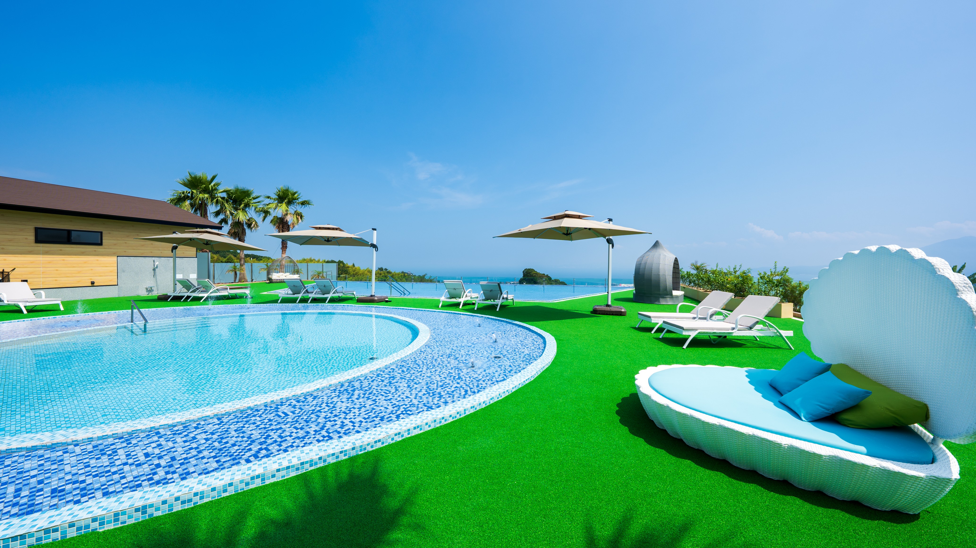 絶景の天望プール※夏季限定（6/1～9/30）大人1100円、子供550円。宿泊者限定。