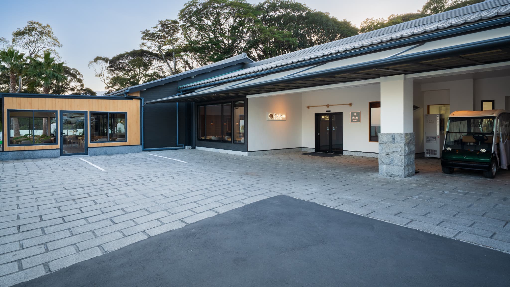 外観・フロント前の駐車場 