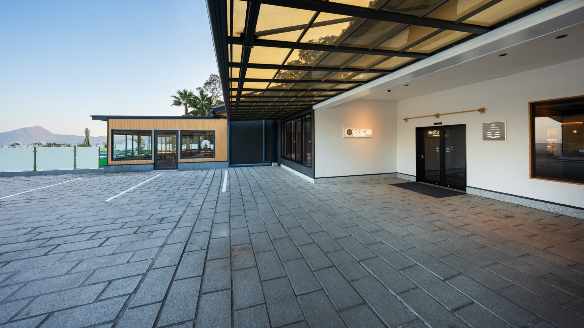 外観・フロント前の駐車場 