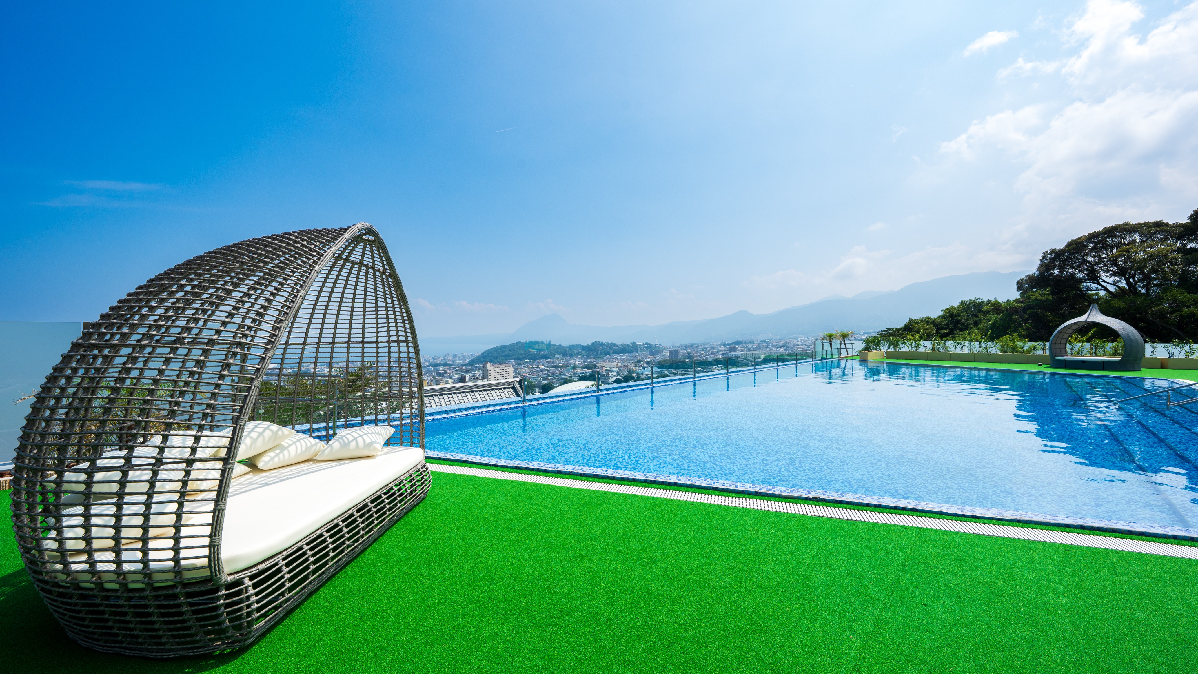 絶景の天望プール※夏季限定（6/1～9/30）大人1100円、子供550円。宿泊者限定。