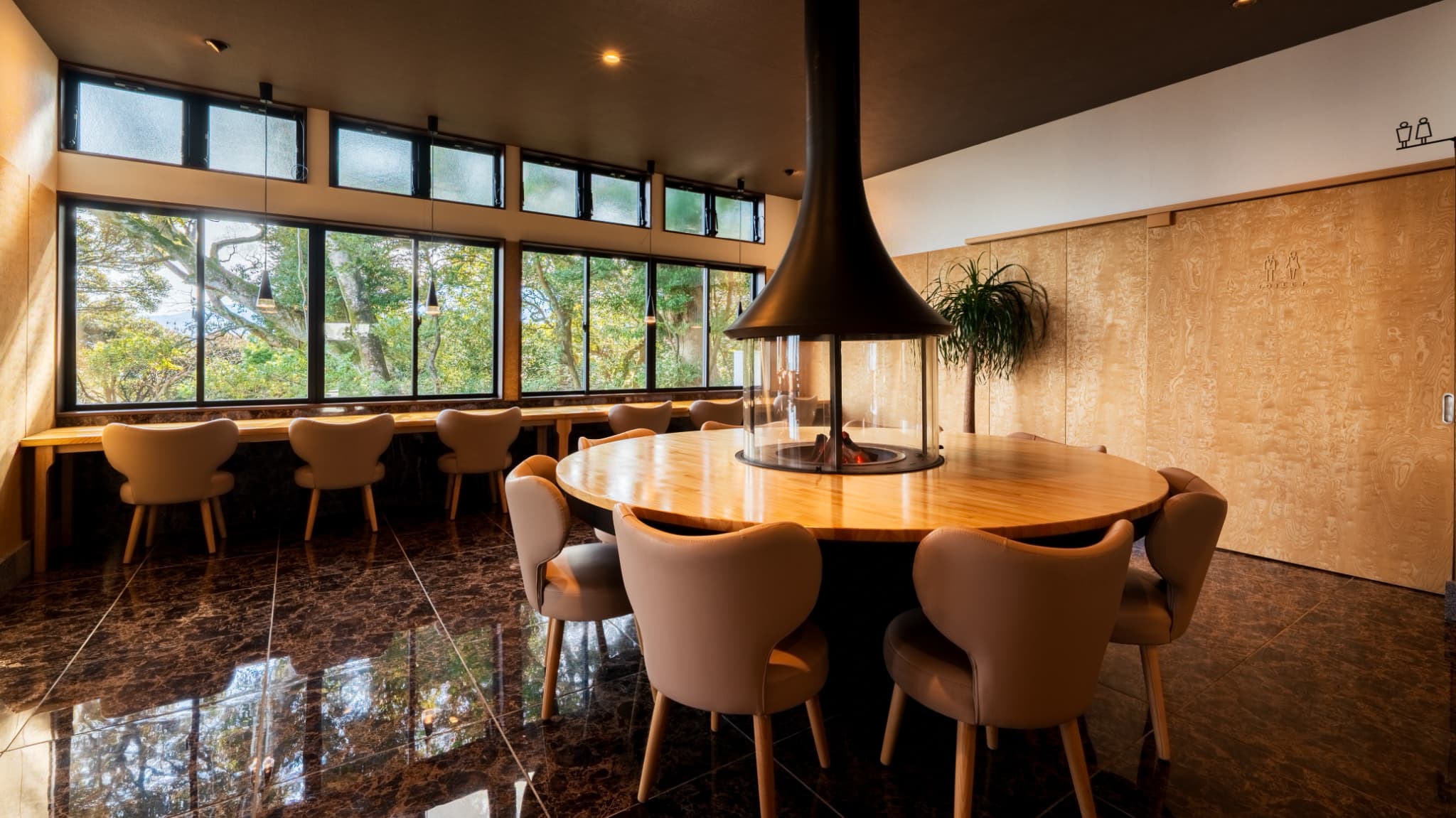 ラウンジにある暖炉 