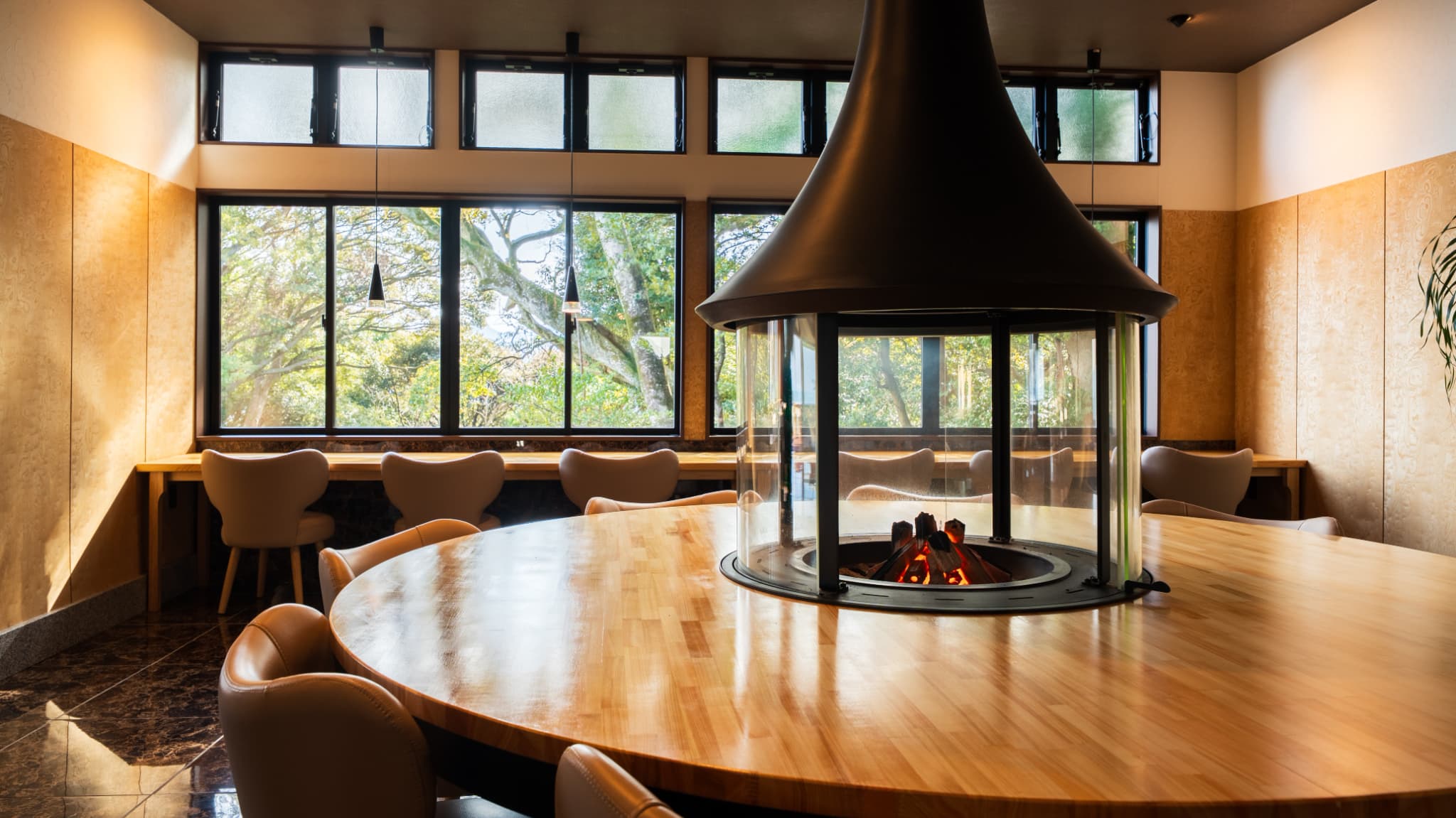 ラウンジにある暖炉 