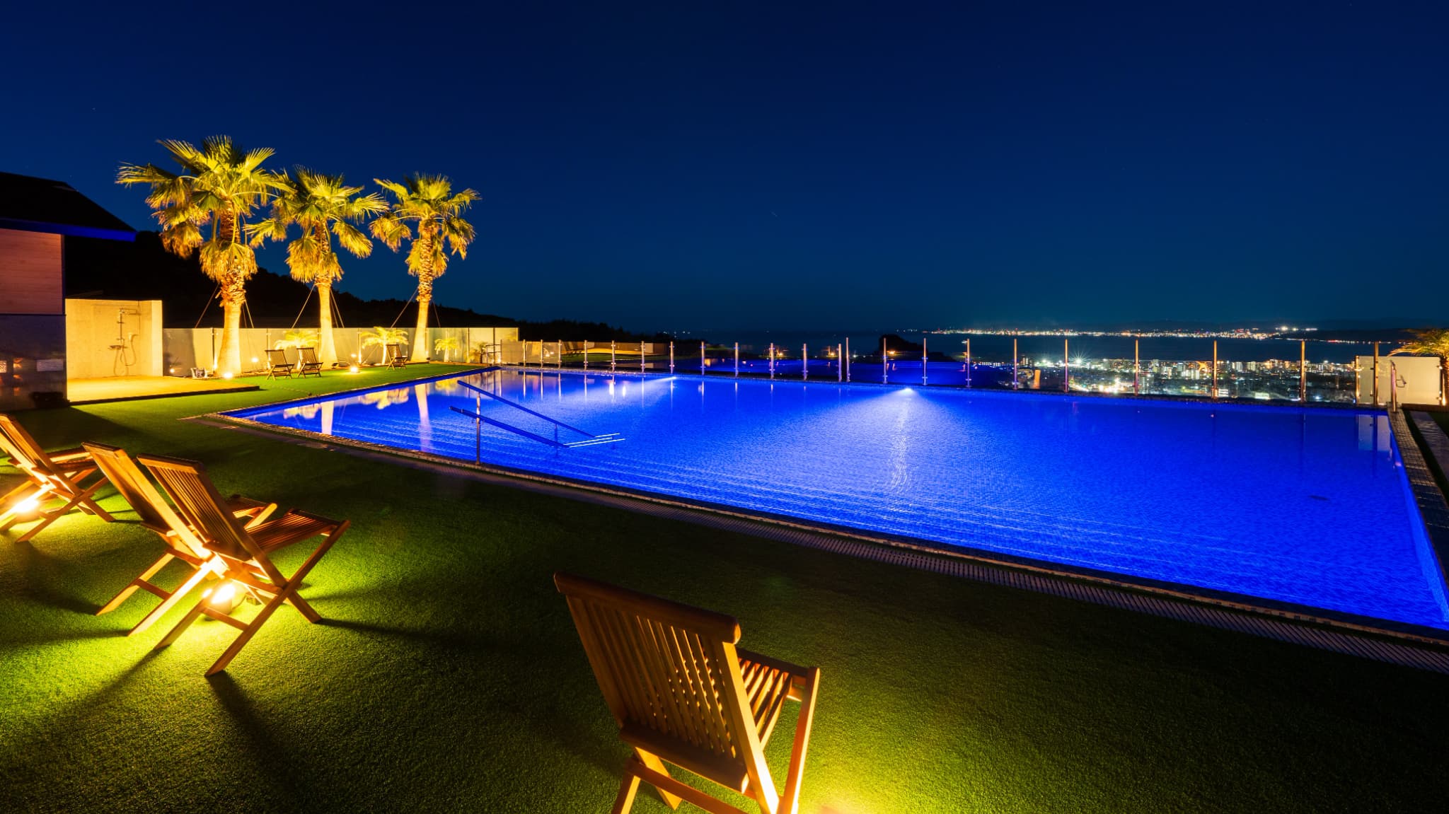 絶景の天望プール※夏季限定（6/1～9/30）大人1100円、子供550円。宿泊者限定。