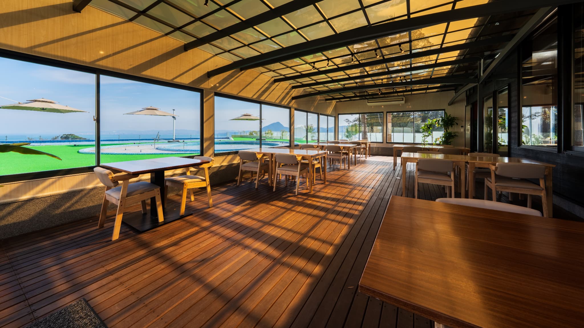 全天候型のウッドデッキテラス 