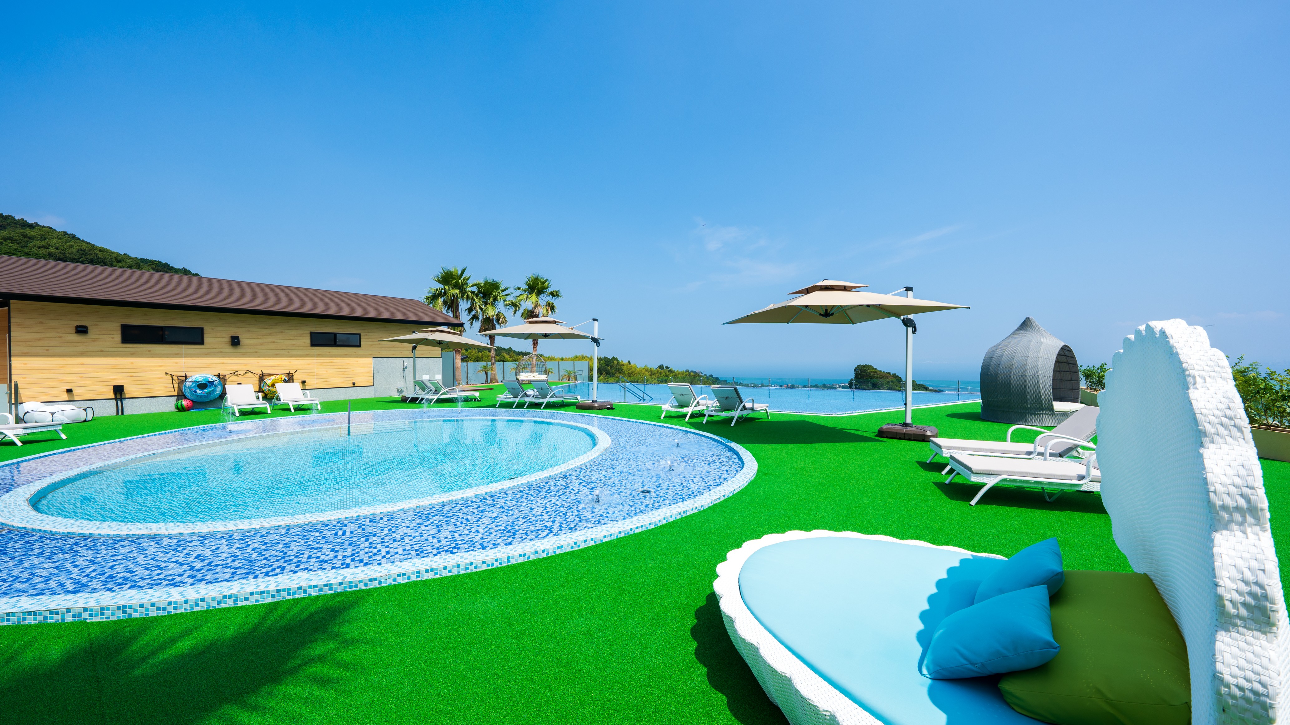 絶景の天望プール※夏季限定（6/1～9/30）大人1100円、子供550円。宿泊者限定。