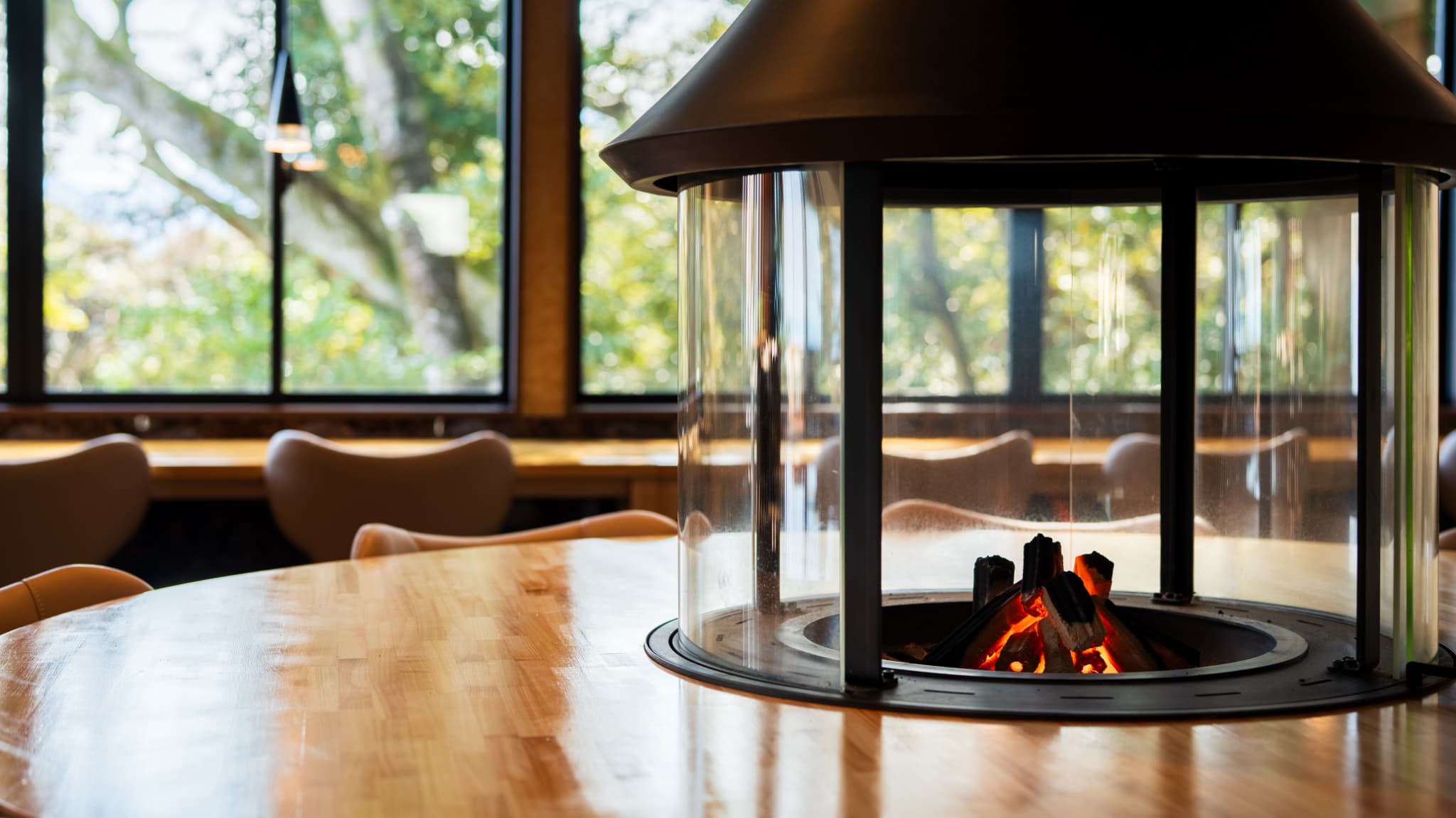 ラウンジにある暖炉 