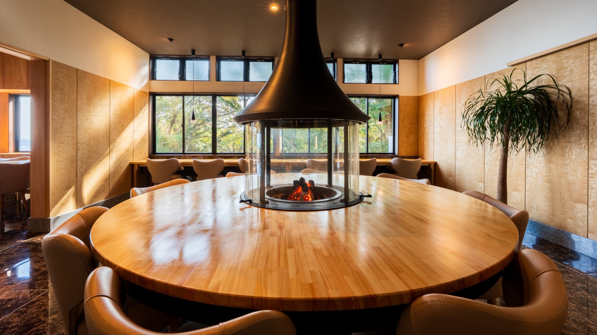 ラウンジにある暖炉 