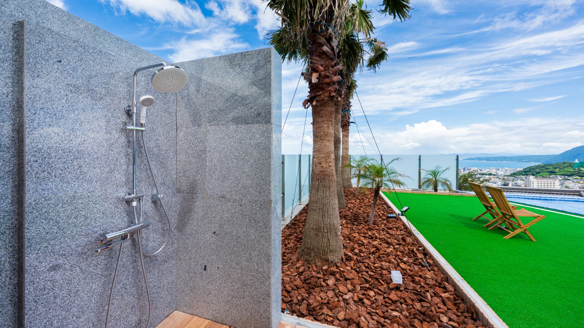 絶景の天望プール※夏季限定（6/1～9/30）大人1100円、子供550円。宿泊者限定。