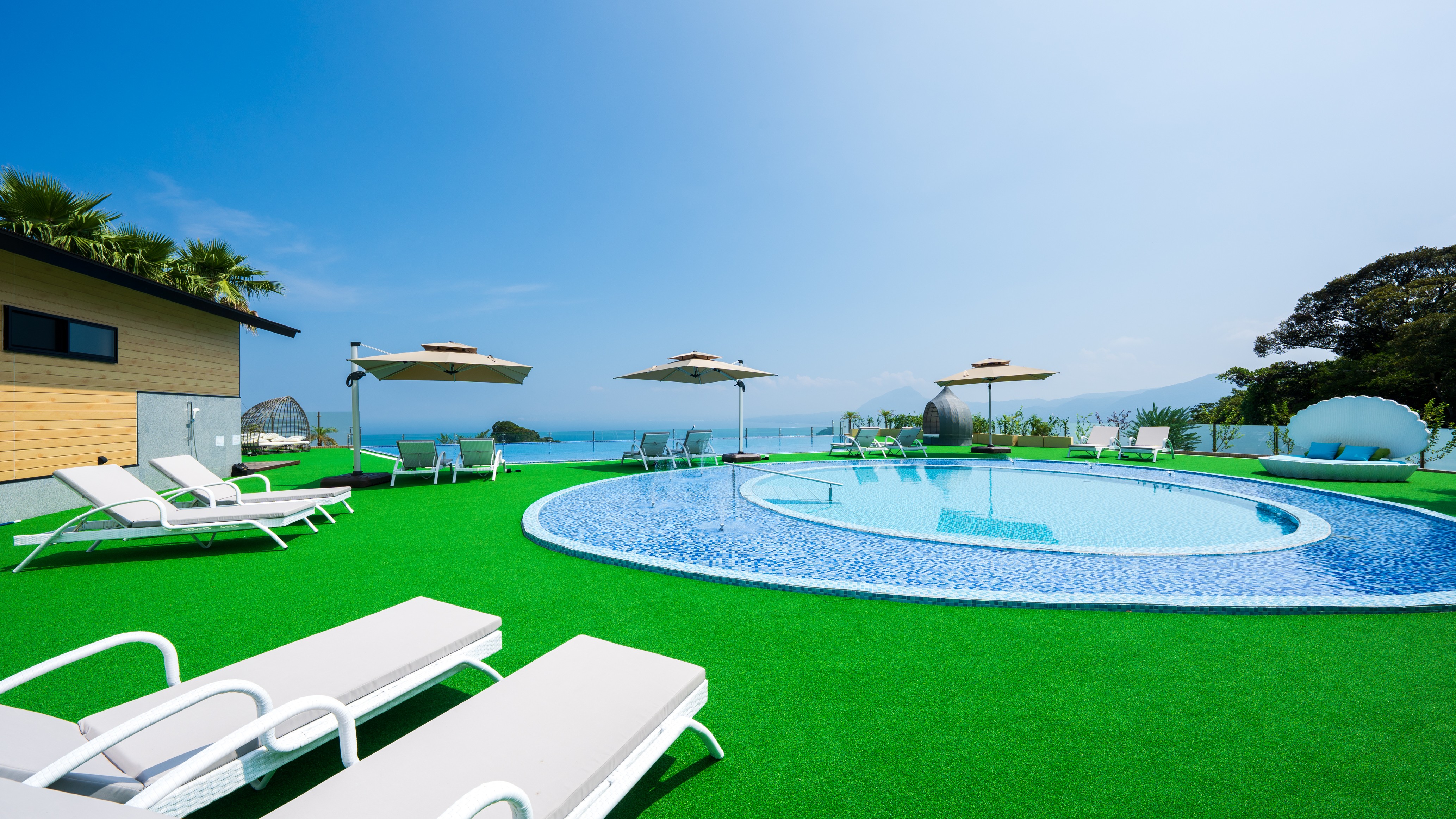 絶景の天望プール※夏季限定（6/1～9/30）大人1100円、子供550円。宿泊者限定。