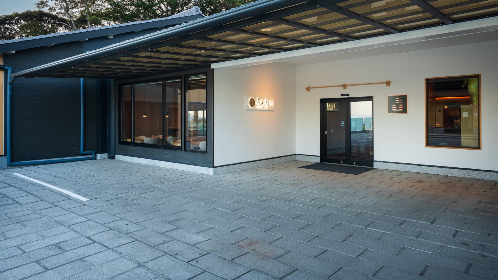 外観・フロント前の駐車場 