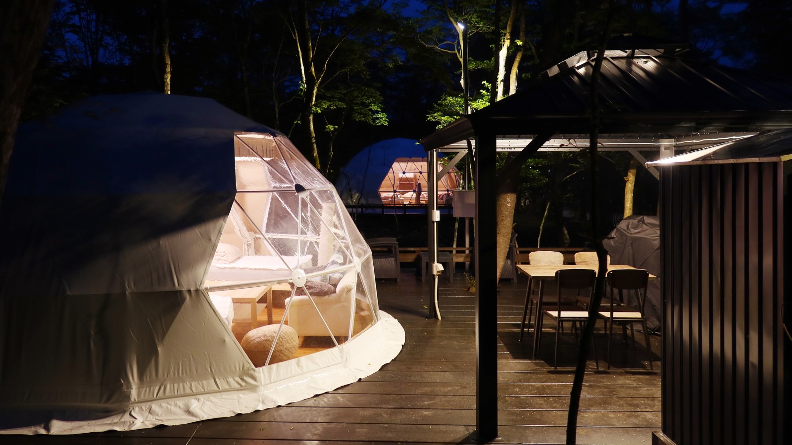 夜のドームテント