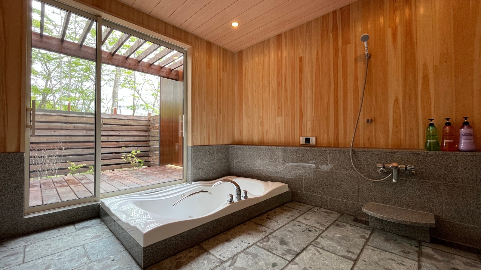 木の香る天然温泉浴場