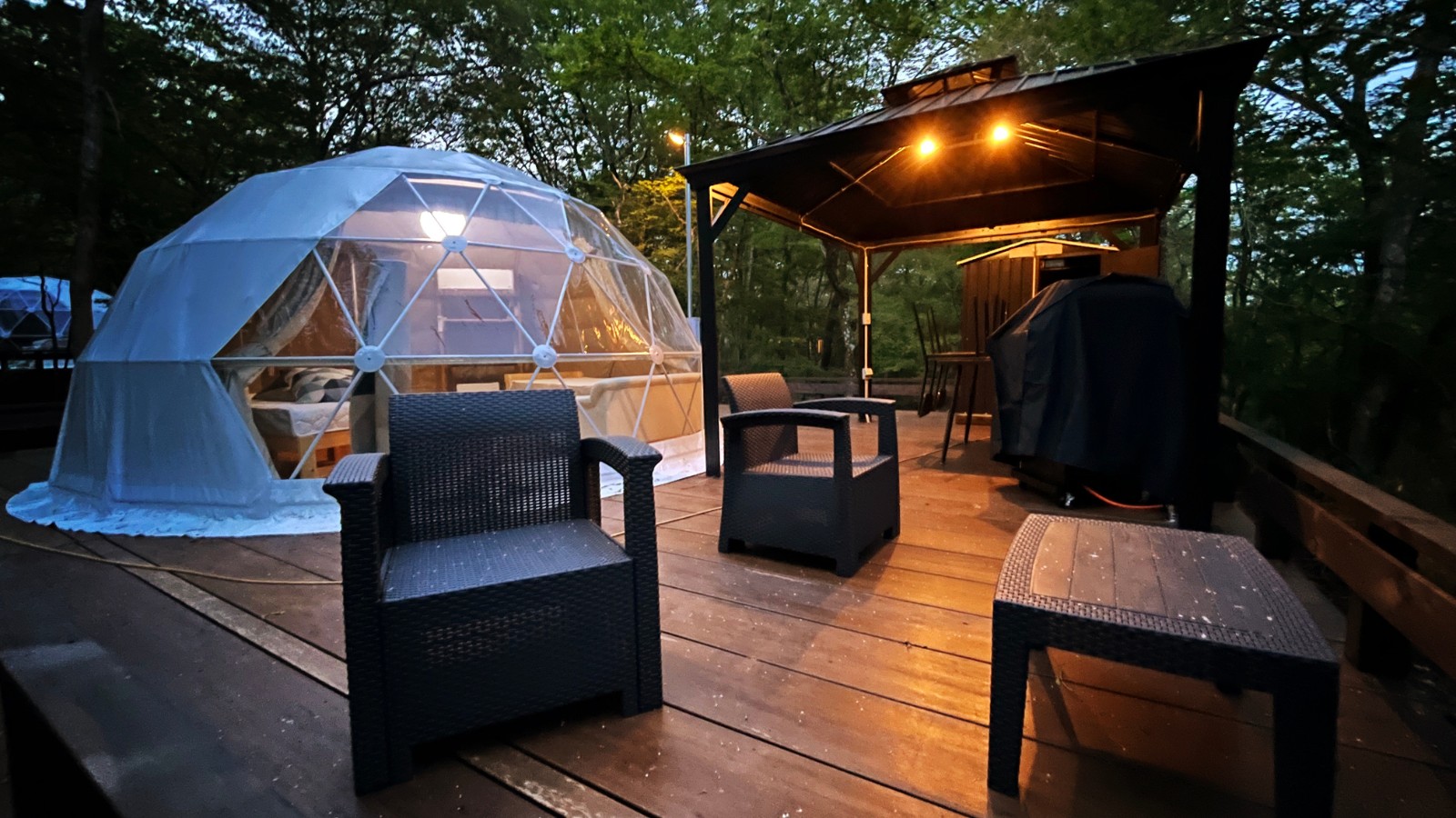 夜のドームとテラス