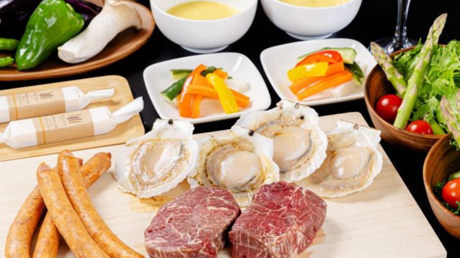 ・静岡牛「葵」ヒレ ・片貝ホタテ 2個 ・ふじのくにいきいきポークウインナー ・地元野菜のフレッシュサラダ ・MOSS手造りピクルス ・静岡県産米のご飯 ・季節のスープ ・チーズスティック