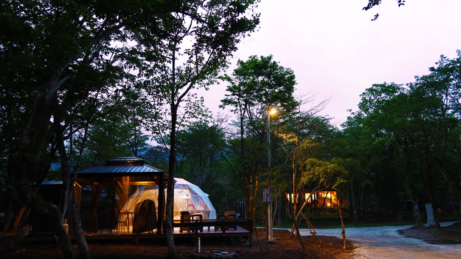 夕方のグランピングサイト