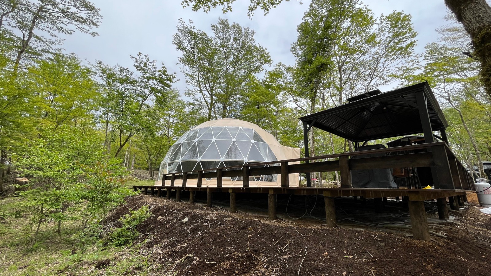 ウッドデッキ付きドーム