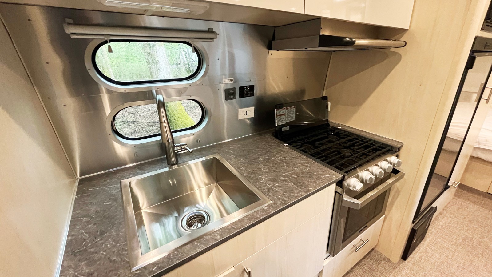 フライングクラウド　キッチン