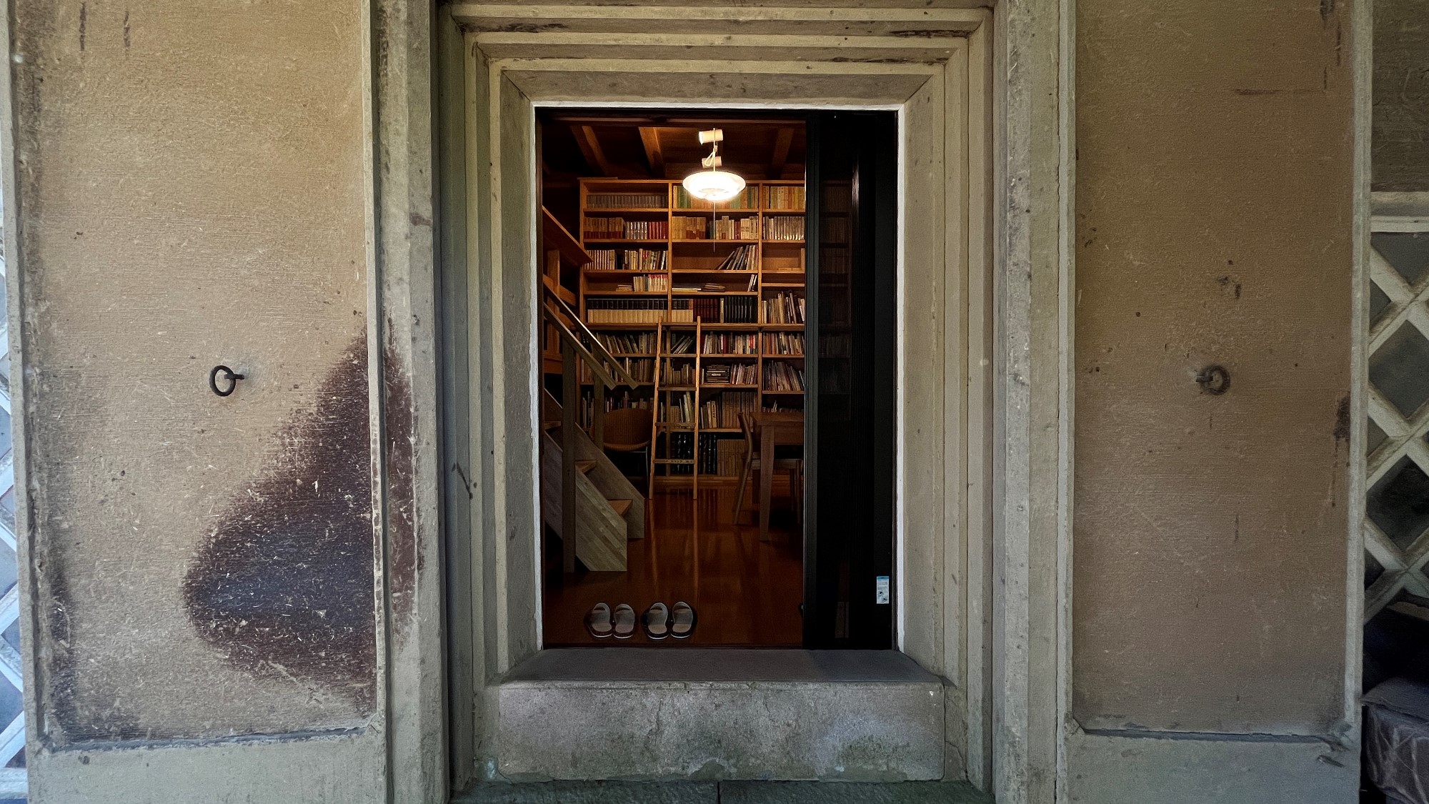 【蔵に泊まるー図書蔵ー】蔵を生かした静かな空間でゆっくり過ごせます