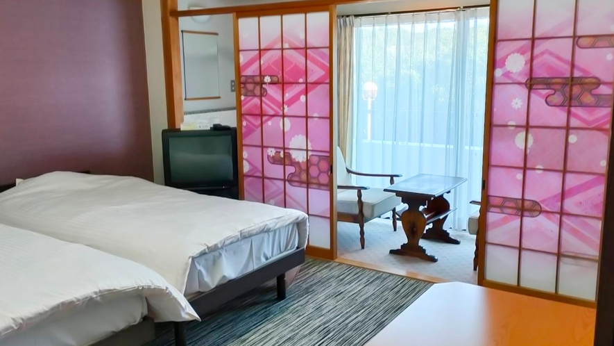 ・【客室一例】鮮やかな柄の襖が印象的な明るい雰囲気のツインルーム