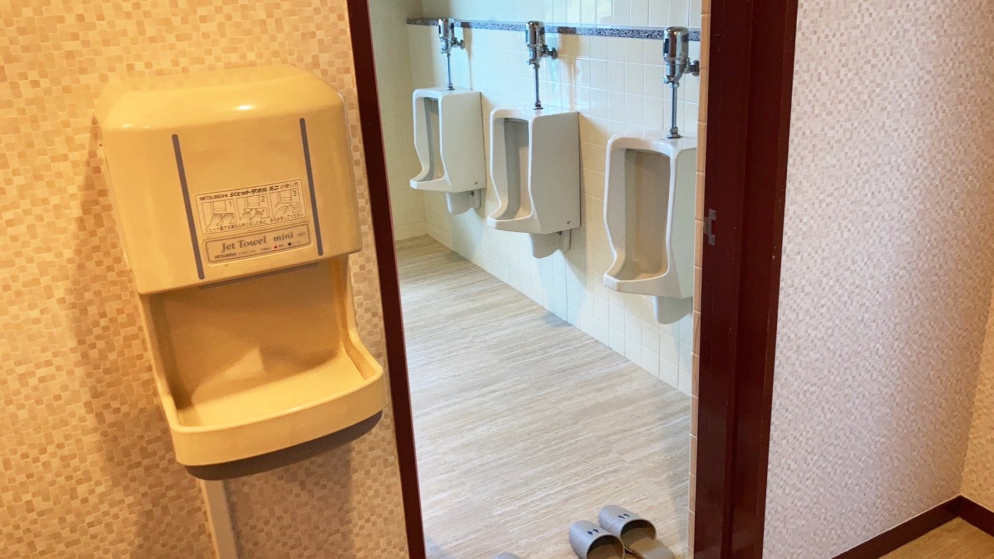 ・【トイレ】男性用トイレ入口。ジェットタオルもございます