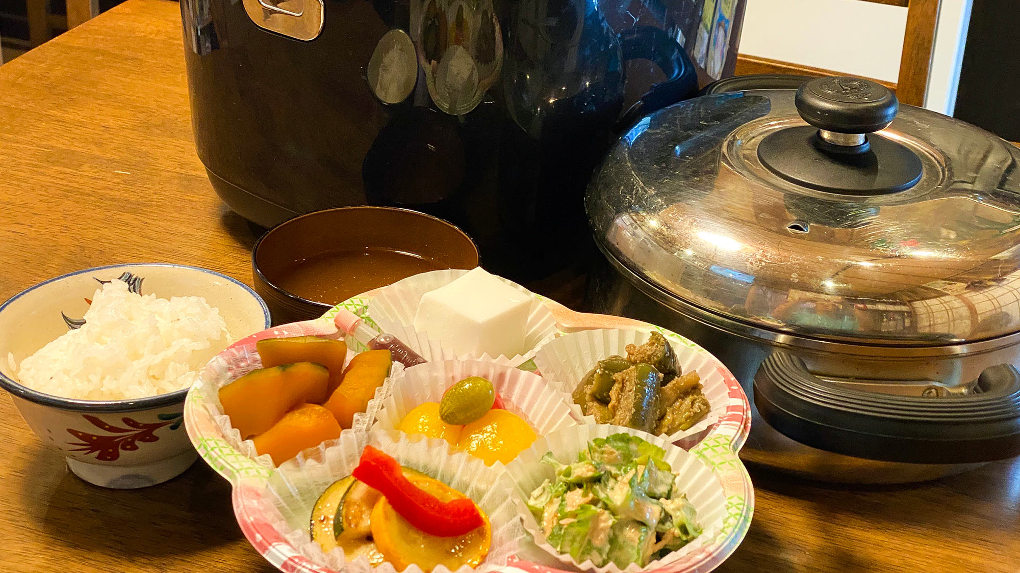 ・【朝食一例】炊き立てのご飯とみそ汁、地元のお野菜などを使った心がほっこりする朝食をどうぞ