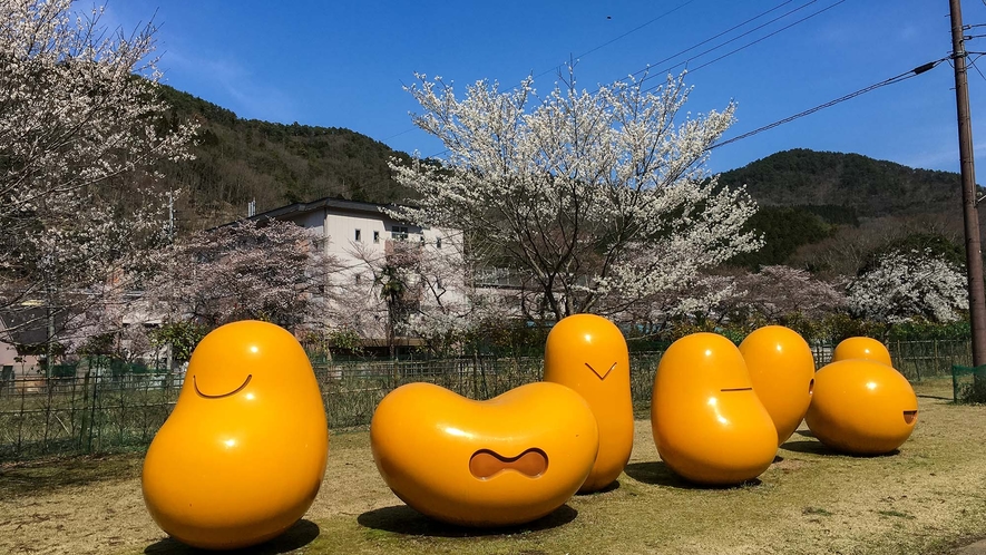 ・【周辺施設】あさご芸術の森美術館にあるアート作品