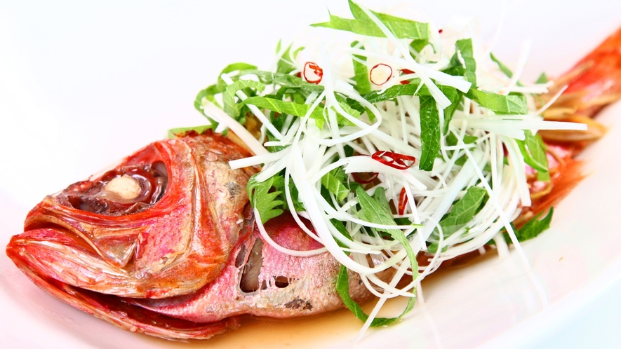 夕食◆金目鯛を中華風に蒸し焼きにしています