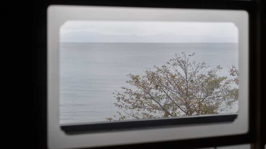 窓　琵琶湖