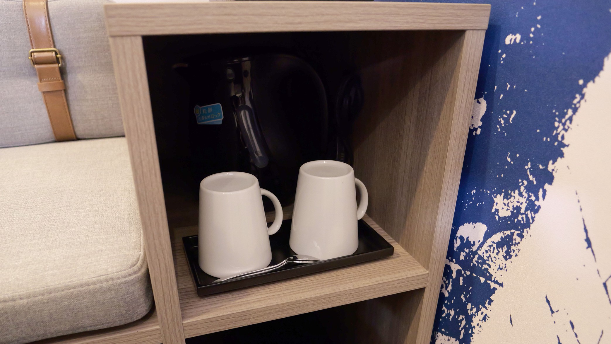 ケトルやコップは棚の中にご用意しています