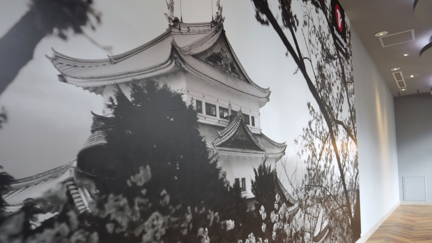 ロビーには名古屋を代表する建物の壁紙で飾っています