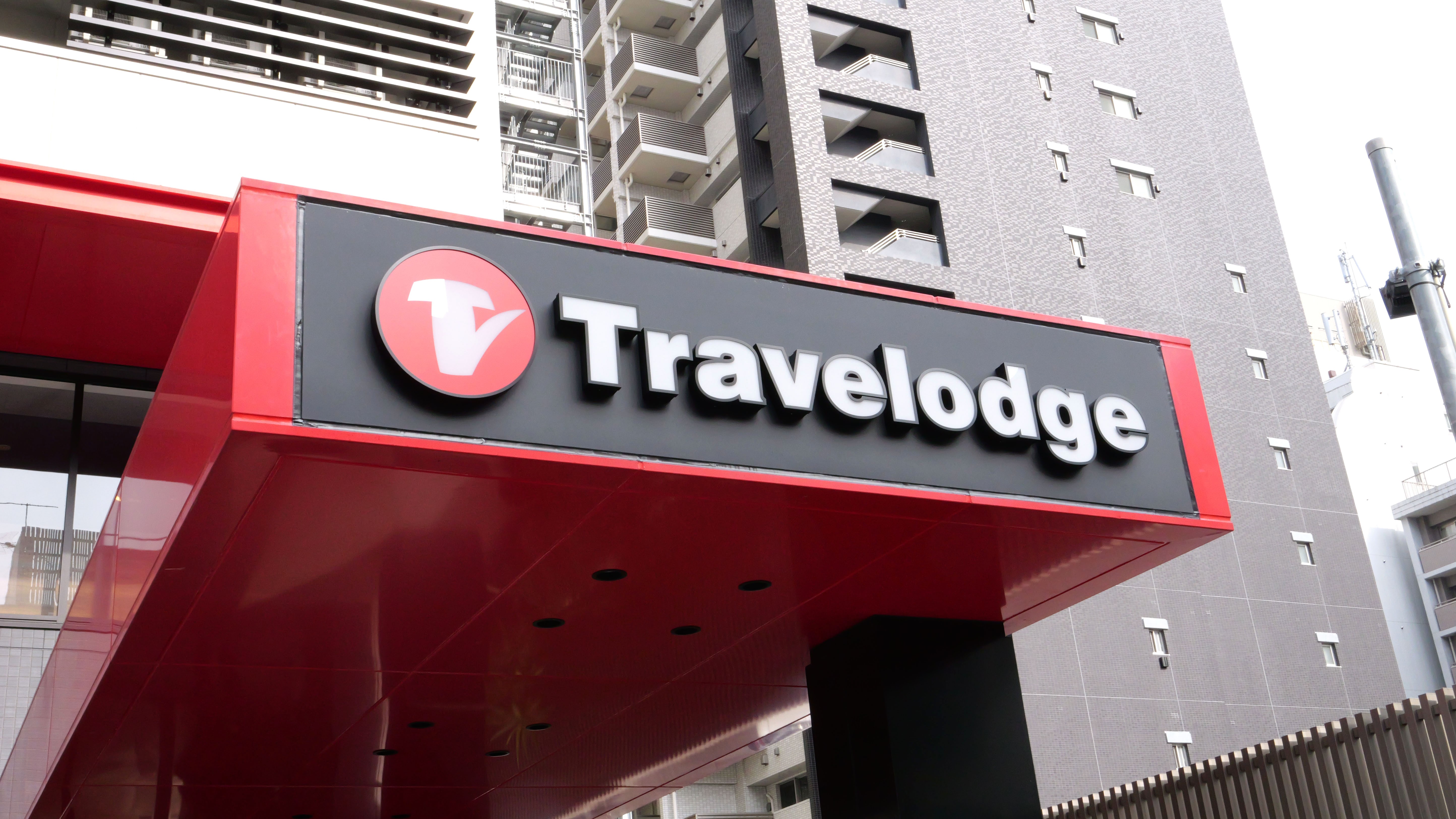 赤と黒の建物、Travelodgeを目印にしてください