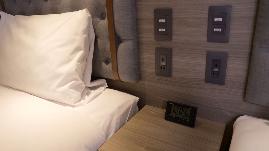 ベッド横にはコンセント＆USB差し込み口があります