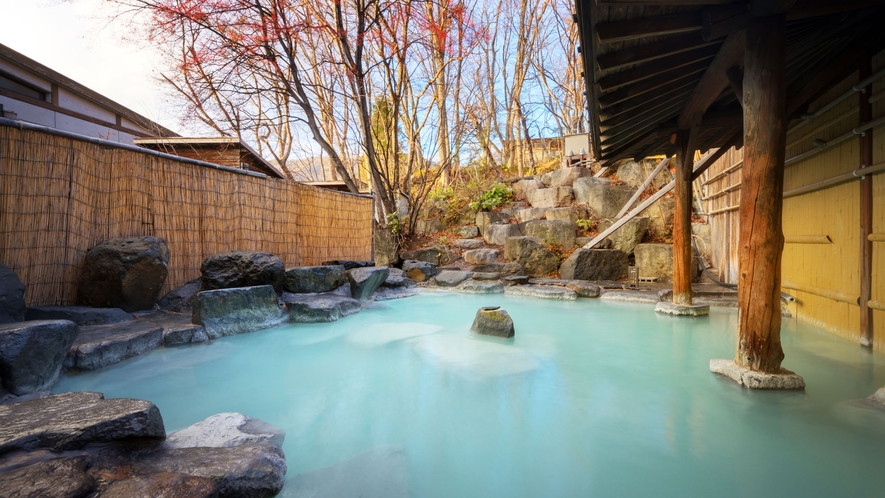 春は新緑、夏は紫陽花、秋は紅葉、冬はもちろん雪景色。四季折々に楽しめる人気の露天風呂