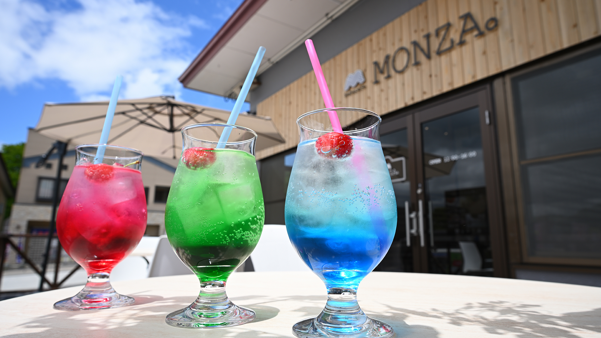 ■そばcafé MONZA。■夏場はテラスでドリンクをお楽しみいただけます 