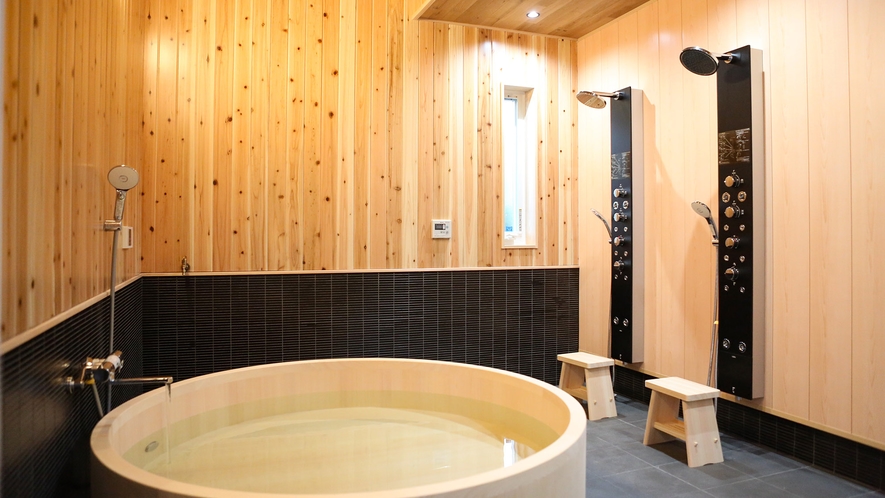 ・【鳳凰館・ヒノキ風呂】こだわりが詰まった檜風呂＆マッサージ機能付きシャワー