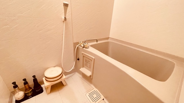 【スーペリア和室１０畳】ユニットバス、シャワー付きのお部屋です。
