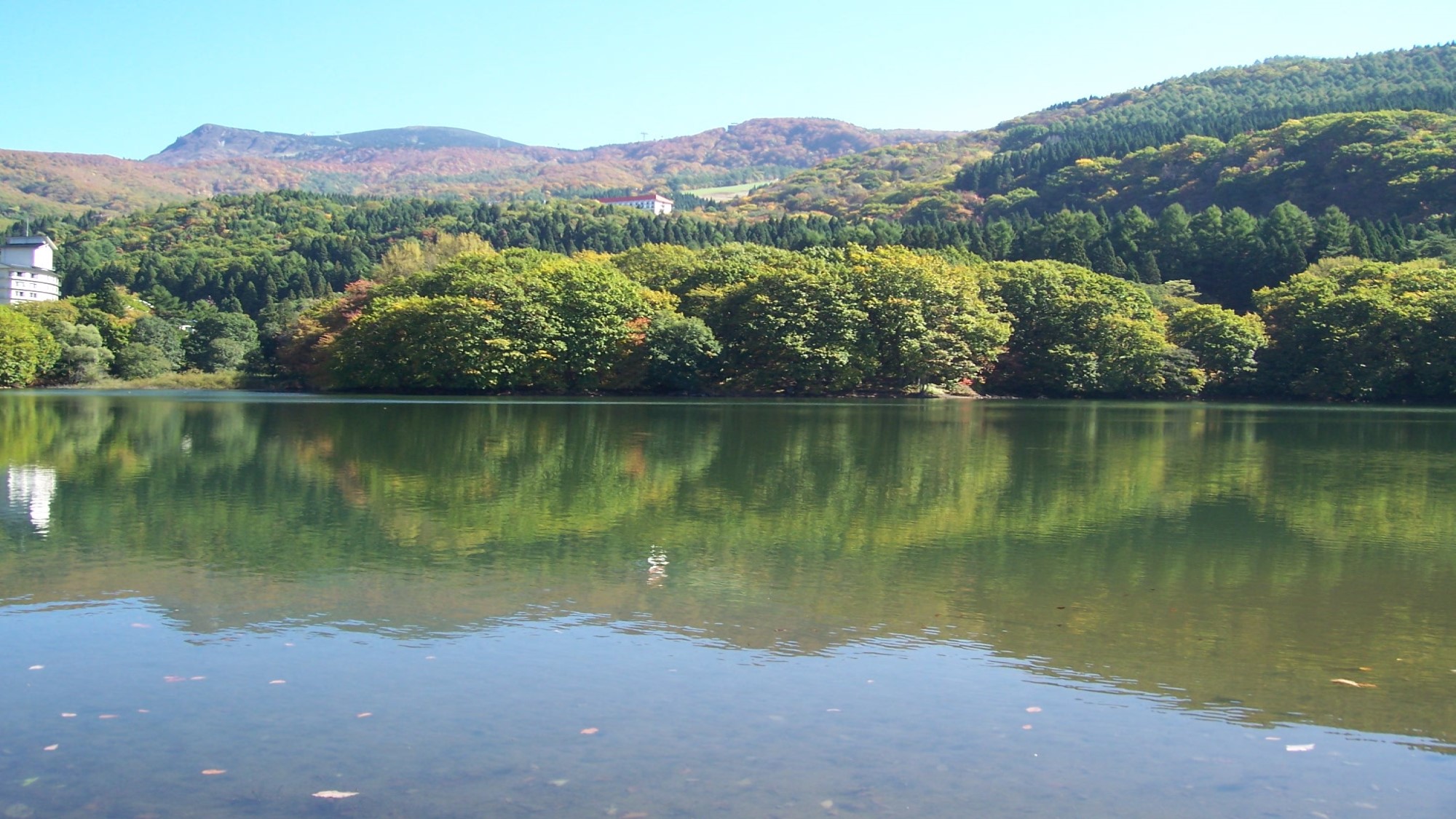 紅葉を湖面に映す鴫の谷地沼