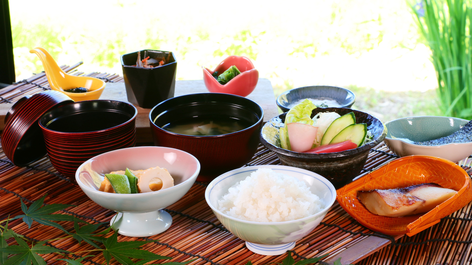 【朝食】体に優しい和朝食。炊き立てのご飯は、自家製のコシヒカリを使用しています。