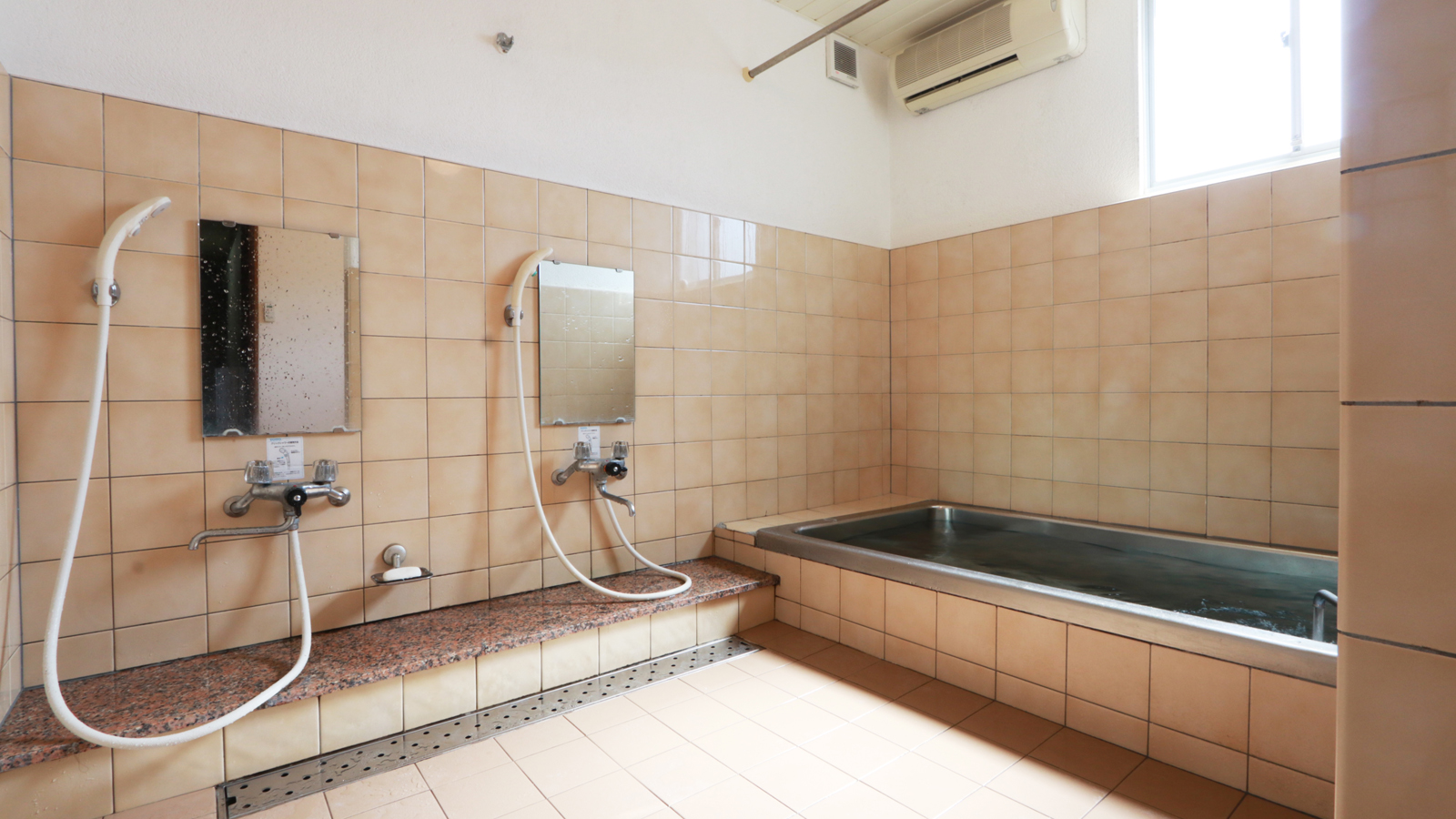 【浴室】 ご入浴可能時間16：00~22：00　朝はシャワーのみご利用可能です。