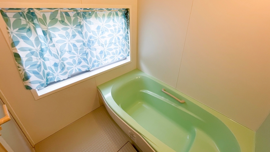 ・【浴室】手すりと段差付きのバスタブはお子様やご年配の方も安全にご利用いただけます。