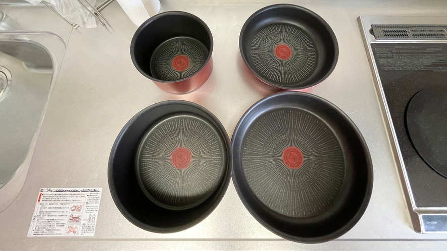 ・【キッチン】備え付けのIH対応調理器具をご利用いただけます。鍋のサイズは複数ご用意しております。