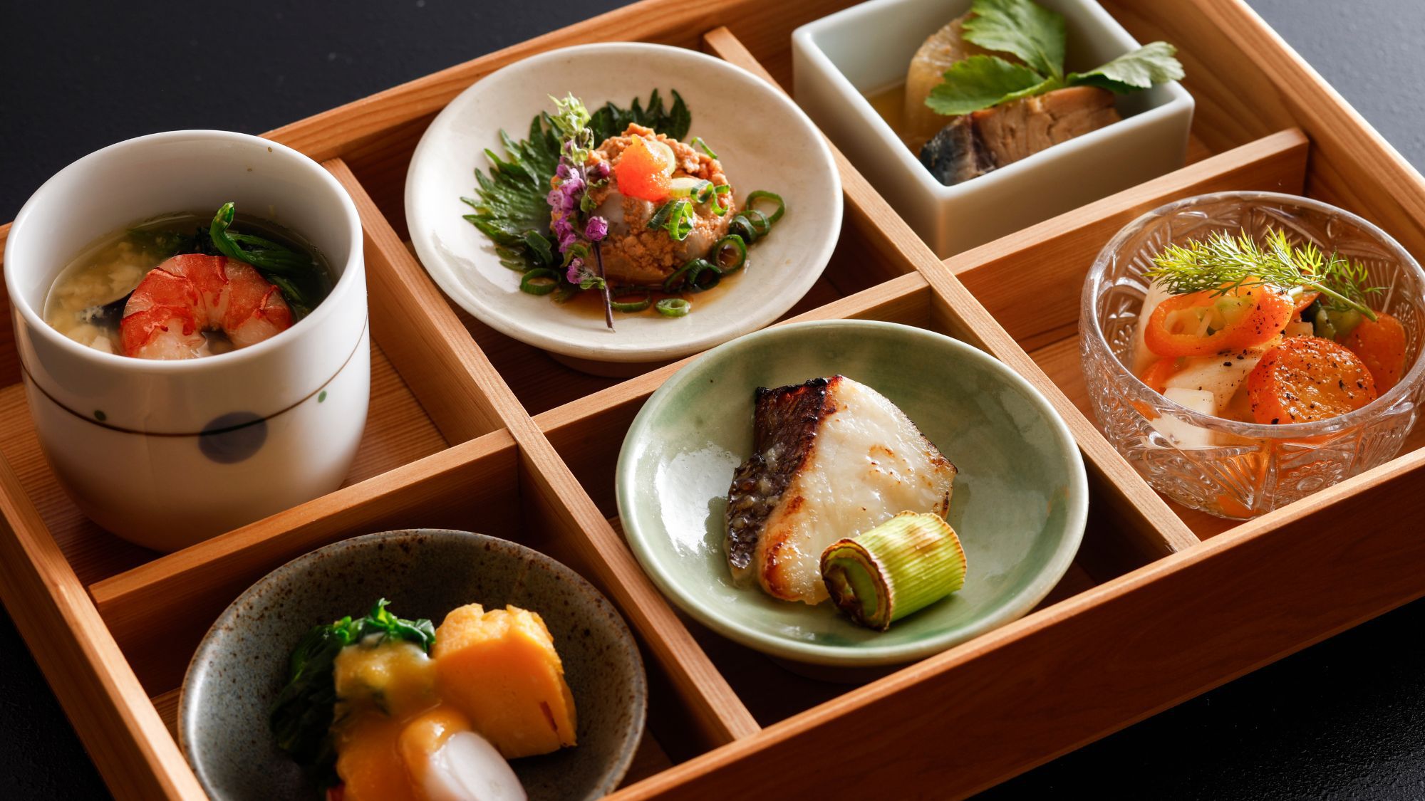 【量少なめ｜ベーシックコース】シェフおまかせ！美食を凝縮「六つ膳」＆大山どり柚庵焼き｜夕朝食は個室で