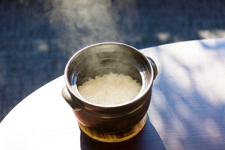 ご当地米を温泉水で「土窯」炊き